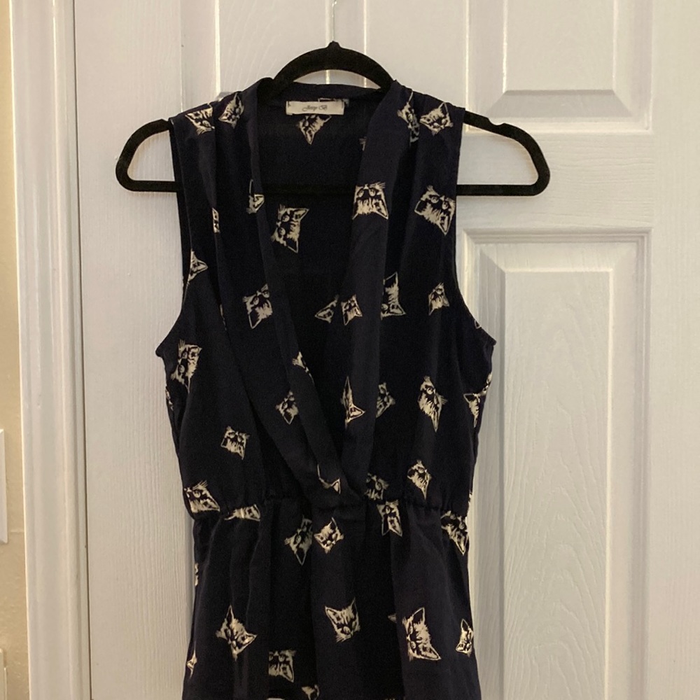 Navy blue sleeveless peplum blouse with tan cats. EUC. Very cute!